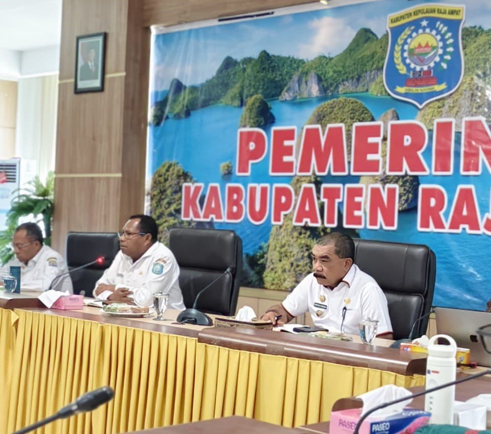 Ket: Bupati Raja Ampat, Orideko I Burdam (kanan kedua) memberi arahan pada kegiatan Sosialisasi Peraturan Bupati (Perbup) Nomor 1 Tahun 2025 tentang Pembayaran Gaji ASN dan Operasional Kantor, yang digelar di Aula Wayag, Rabu (21/5/2025) Foto: Derek Mambrasar.