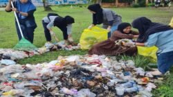 KKSS Raja Ampat Turun Tangan Bersihkan Pantai WTC: Bukan Sekadar Tinggal, Tapi Hadir Jadi Solusi