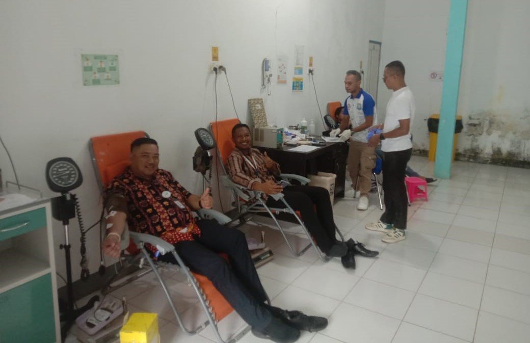 KET: Relawan yang ikut menyumbangkan darahnya dalam kegiatan donor darah merayakan HUT ke-22 Raja Ampat/dok.RSUD Raja Ampat
