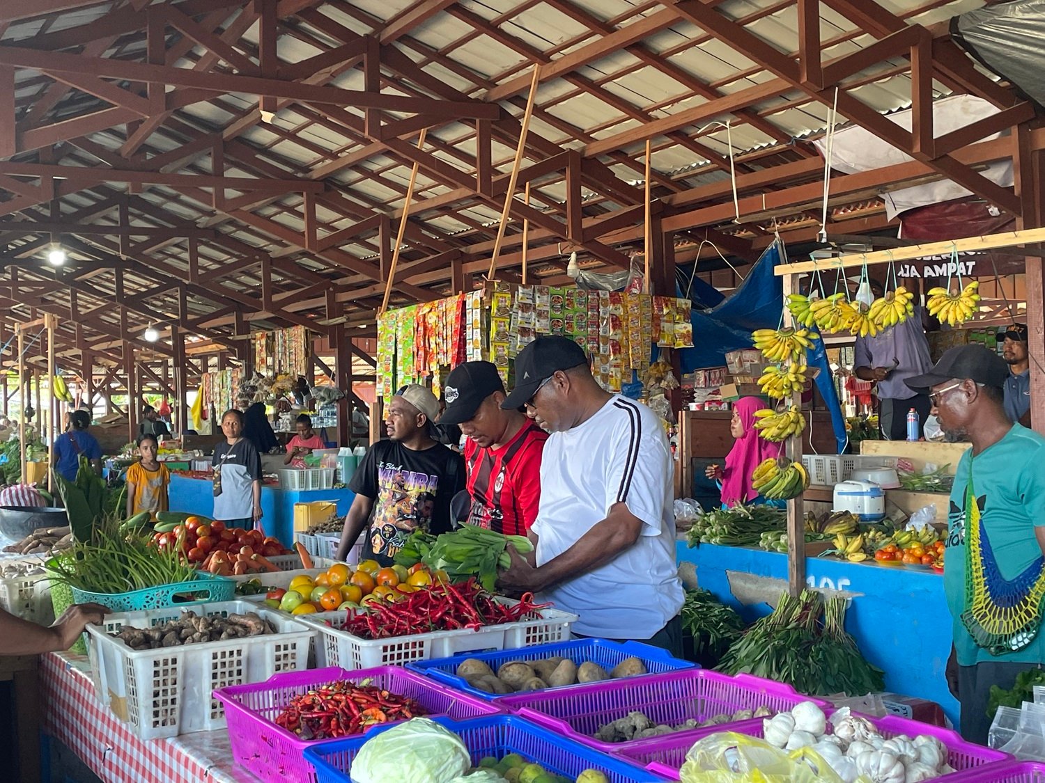 Ket: Bupati Raja Ampat, Orideko I Burdam membeli sayur di Pasar Snon Bukor, Minggu (1/6/2025)/Foto: Petrus Rabu