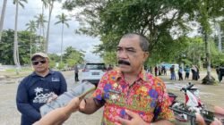 Ket: Wakil Bupati Raja Ampat, Drs. Mansyur Syahdan, M.Si memberi keterangan pers usai peringati Hari Lingkungan Hidup Sedunia tahun 2025 di Pantai WTC, Distrik Kota Waisai, Kamis (5/6/2025)/Foto: Gusti Guntur