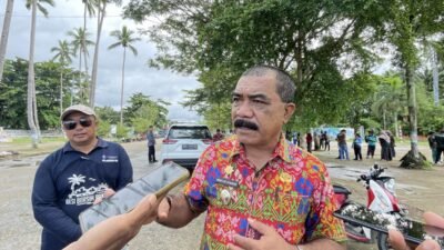 Ket: Wakil Bupati Raja Ampat, Drs. Mansyur Syahdan, M.Si memberi keterangan pers usai peringati Hari Lingkungan Hidup Sedunia tahun 2025 di Pantai WTC, Distrik Kota Waisai, Kamis (5/6/2025)/Foto: Gusti Guntur