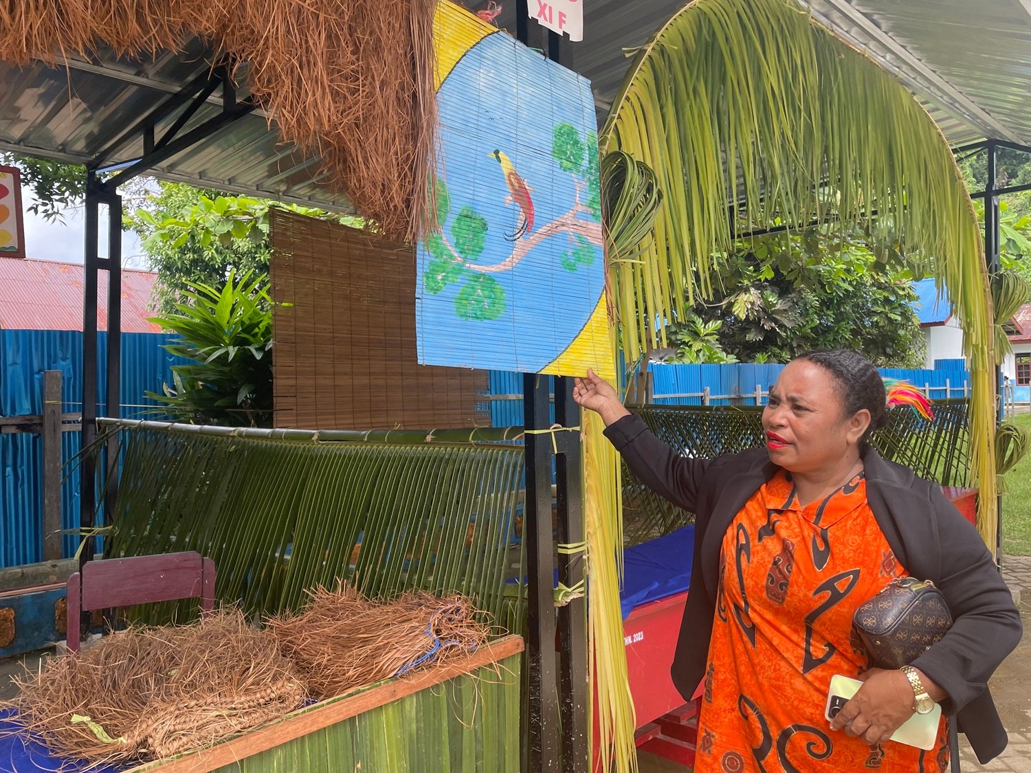 Ket: Kepsek SMAN1 RajaAmpat, Helena Omkarsba,S.Pd, M.Pd menunjukan salah satu hasil karya siswa dalam kegiattan Gelar karya dan Panen Hasil Belajar Siswa Semester Genap di Halaman Komplkes SMAN 1 Raja Ampat, Senin (16/6/2025)/Foto: Petrus Rabu