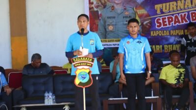 Ket: Kapolda Papua Barat Daya Brigjen Pol. Gatot Haribowo, S.I.K., M.A.P memberi sambutan pada pembukaan Turnamen Sepak Bola Kapolda Papua Barat Daya Cup I 2025 di Stadion Bewela Kota Sorong, Senin,(9/06/2025)/Foto: Dony Kumuai