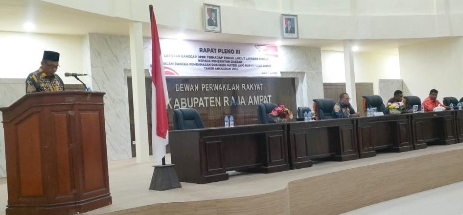 KET: Juru Bicara Badan Anggaran (Banggar) DPRK Raja Ampat, Anwar Kopong dari Fraksi Indonesia Karya (Gerinda-Golkar), menyampaikan laporan hasil pembahasan terhadap dokumen LKPJ Bupati TA 2024, Rabu (11/6/2025)/dok. Sekwan DPRK Raja Ampat