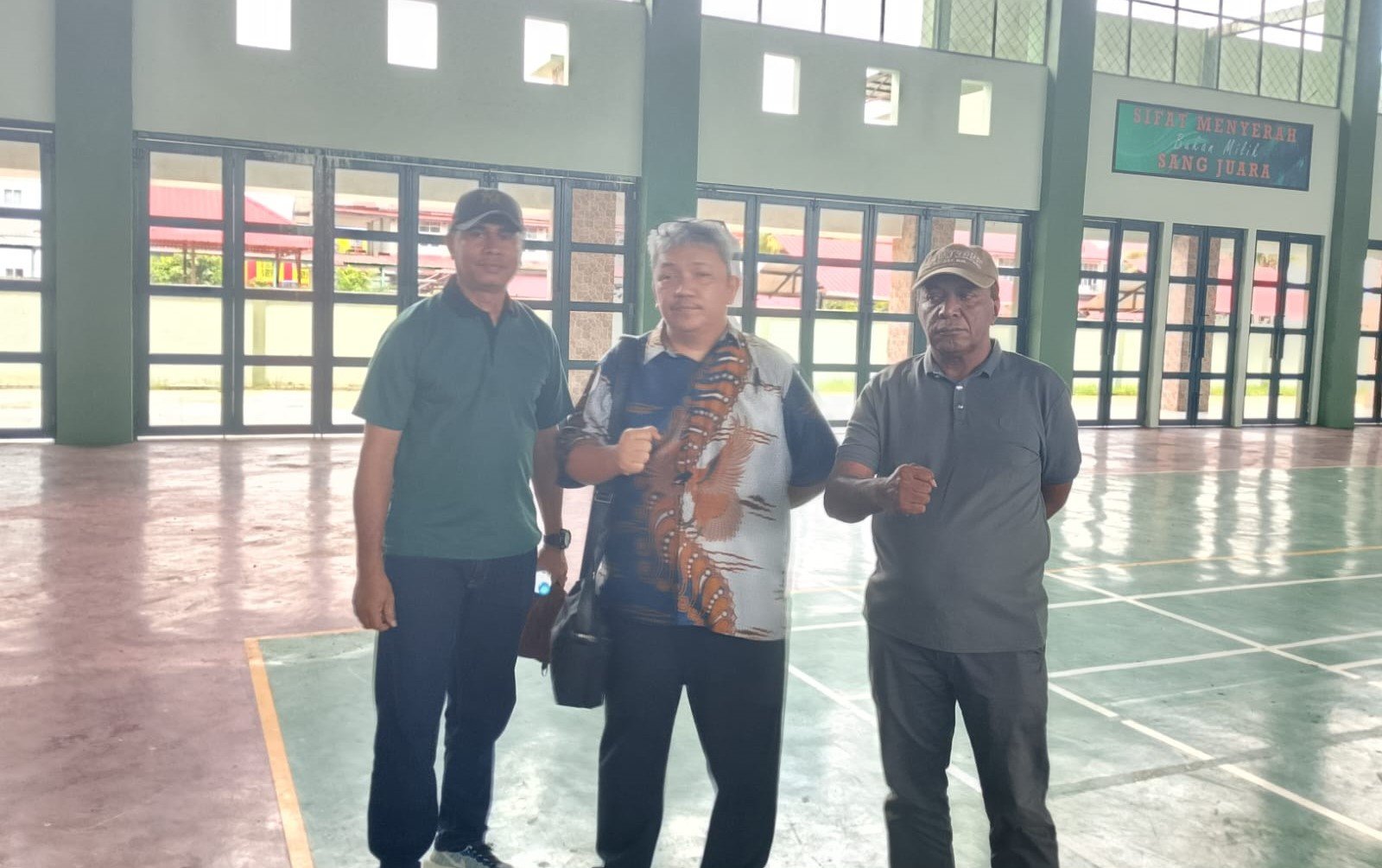 KET: Ketua harian Pengprov Pertina Papua Barat Daya, Edy Purba, dan Wakil ketua Harian, Sekertaris Pertina/Foto: Dony Kumuai