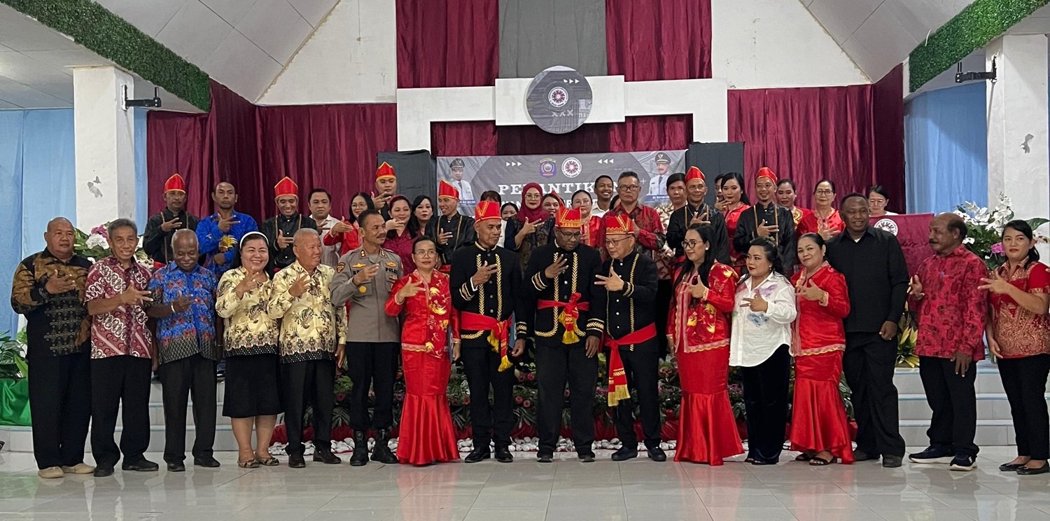 Ket: Pengurus DPD Kerukunan Keluarga Kawanua Raja Ampat masa bakti 2025-2030 yang dilantik, Sabtu (14/6/2025) di Aula Alfa Omega Waisai