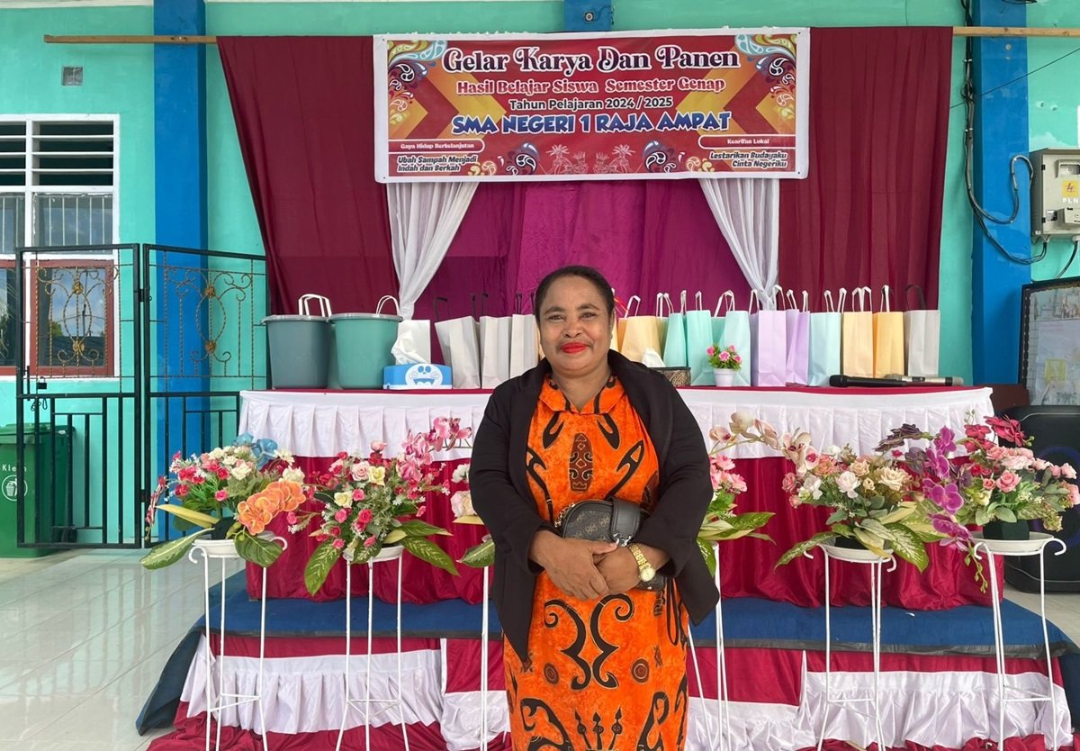 Ket: Kepala SMA Negeri 1 Raja Ampat, Helena Omkarsba, S.Pd, M.Pd/Foto: dok.RajaAmpatNews
