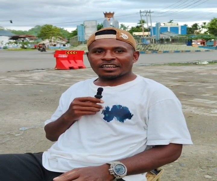 Ket: Laurens Gaman, Putra Raja Ampat yang membuka Warkop di Taman Tahura Waisai/Foto: Dony Kumuai