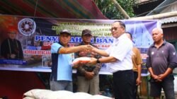 KET: Ketua DPW KKK Papua Barat Daya, Lexie Durimalang, SE., MM (kanan/kemeja putih) menyerahkan bantuan yang diterima pewakilan salah satu Kepala Desa/Kuntua (kiri) untuk selanjutnya diteruskan pada masyarakat yang terdampak banjir di kawasan Danau Tondano, Kabupaten Minahasa, Sulawesi Utara./Foto: Dok. KKK Papua Barat Daya