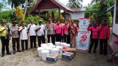 Peringati HUT Bhayangkara ke-79, Kapolres Raja Ampat Pimpin Bakti Religi dan Bansos di Kampung Saonek