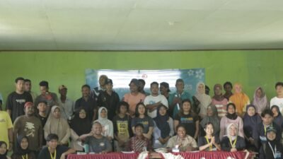 Ket: Tim KKN PPM UGM "Raja Ampat Berkisah" 2025dan Himpunan Pramuwisata Indonesia (HPI) foto bersama pada pelatihan bagi calon pramuwisata Pulau Jefman/Dok. Tim KKN UGM Jefman-Raja Ampat