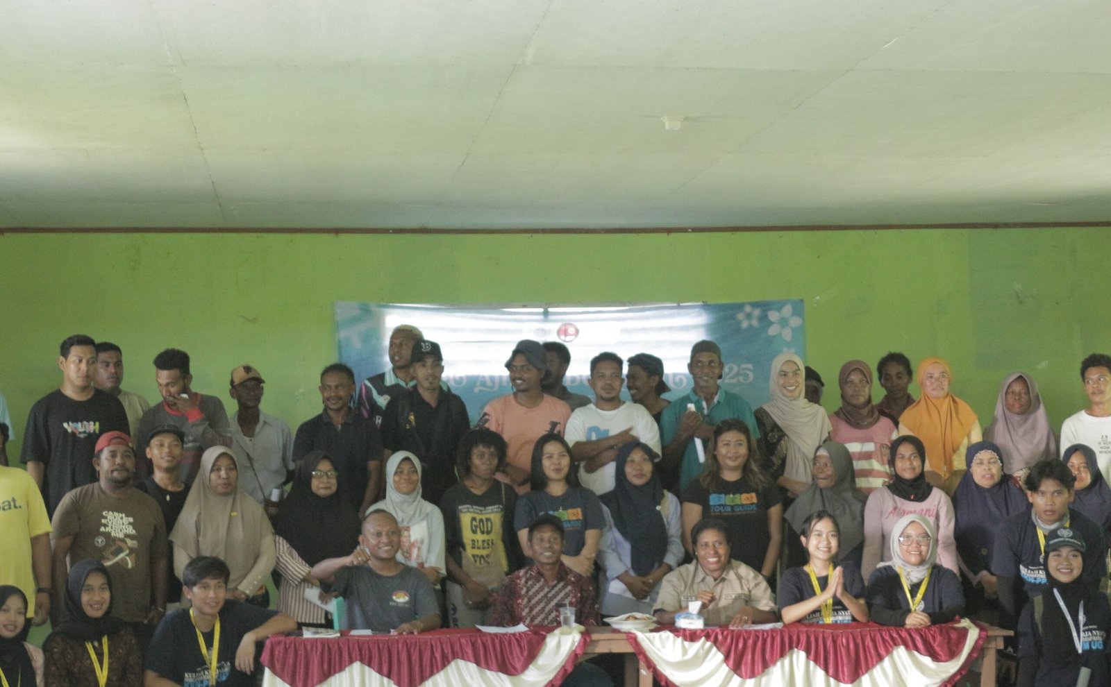 Ket: Tim KKN PPM UGM "Raja Ampat Berkisah" 2025dan Himpunan Pramuwisata Indonesia (HPI) foto bersama pada pelatihan bagi calon pramuwisata Pulau Jefman/Dok. Tim KKN UGM Jefman-Raja Ampat