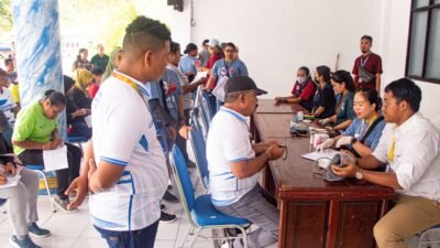 Ket: Wakil Bupati Raja Ampat, Mansyur Syahdan (duduk) mengikuti kegiatan donor darah yang diselenggarakan Garda Muda Betkaf (GMB) Raja Ampat pada Jumat (11/7/2025)