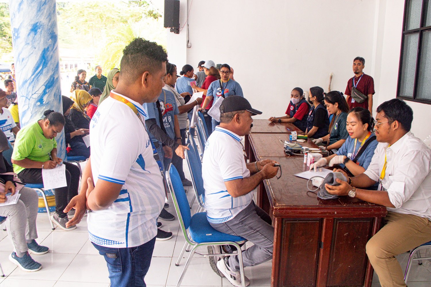 Ket: Wakil Bupati Raja Ampat, Mansyur Syahdan (duduk) mengikuti kegiatan donor darah yang diselenggarakan Garda Muda Betkaf (GMB) Raja Ampat pada Jumat (11/7/2025)