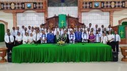 Ket: Panitia Kongres II Forum Generasi Muda (FGM) Gereja Kristen Injili (GKI) di Tanah Papua yang dilantik Minggu 27 Juli 2025. Kongres II FGM GKI di Tanah Papua tersebut akan dilaksanakan Bulan Oktober 2025/Foto: Dok. Panitia/RajaAmpatNews