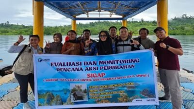Ket: Kepala Bidang Pengembangan Aparatur BKPSDM Raja Ampat, Sitti Sari Bunga, S.IAN melakukan monitoring dan evaluasi Rencana Aksi Perubahan SIGAP di sejumlah distrik di Raja Ampat, belum lama ini/foto: dok. Narasumber