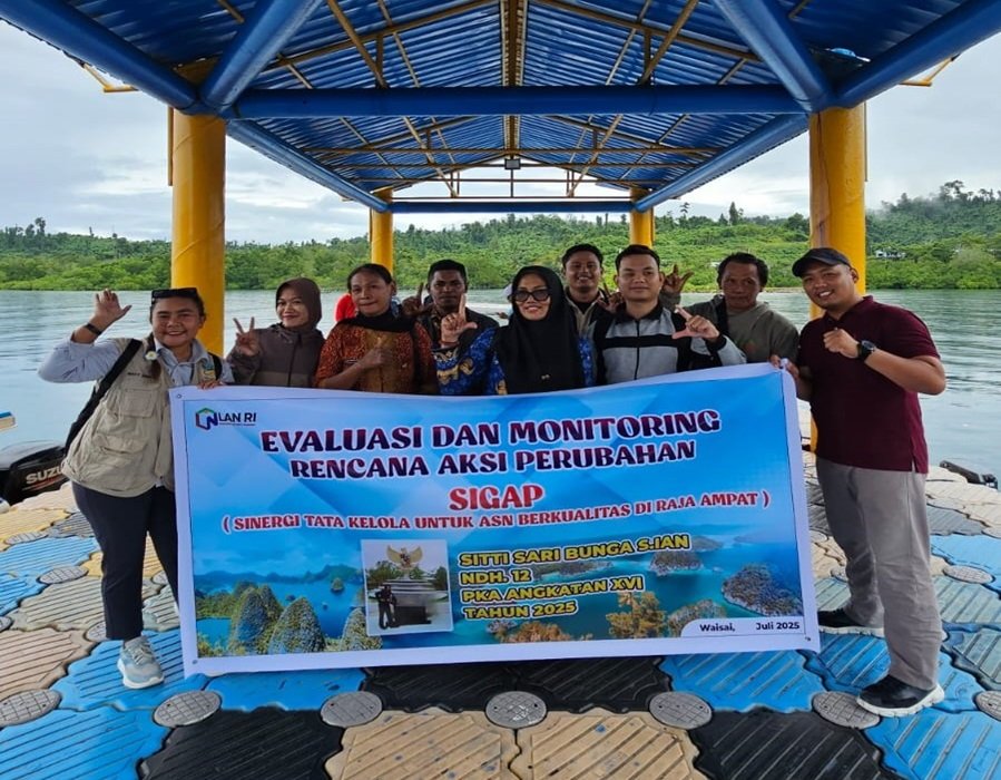 Ket: Kepala Bidang Pengembangan Aparatur BKPSDM Raja Ampat, Sitti Sari Bunga, S.IAN melakukan monitoring dan evaluasi Rencana Aksi Perubahan SIGAP di sejumlah distrik di Raja Ampat, belum lama ini/foto: dok. Narasumber