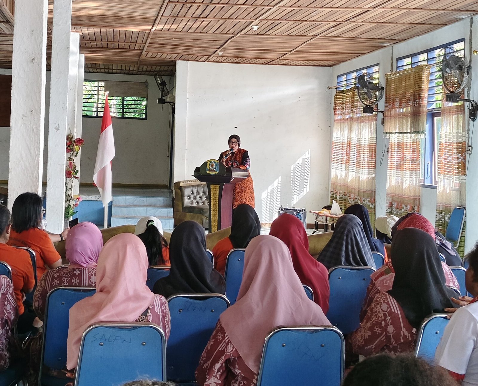 Ket: Ketua Gabungan Organisasi Wanita (GOW) Kabupaten Raja Ampat Ny. Bdn. Habiba T. Syahdan, S.Tr., Keb., S.KM., MM memberi arahan saat membuka tiga agenda strategis dalam kunjungan kerja ke wilayah Misol, Kamis (11/7/2025)/dok. Raja Ampat News.