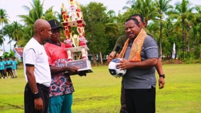 Ket: Wakil Gubernur Papua Barat Daya, Ahmad Nausrau (kanan) menyerahkan bola dan piala untuk diperebutkan dalam turnamen tersebut serta sebagai tanda dibukanya kegiatan tersebut/foto: dok.RajaAmpatNews