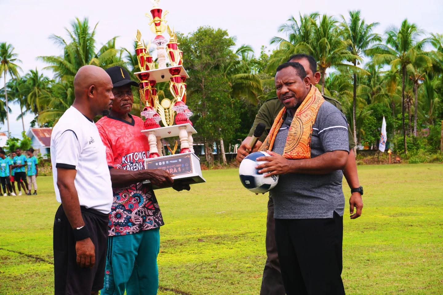 Ket: Wakil Gubernur Papua Barat Daya, Ahmad Nausrau (kanan) menyerahkan bola dan piala untuk diperebutkan dalam turnamen tersebut serta sebagai tanda dibukanya kegiatan tersebut/foto: dok.RajaAmpatNews