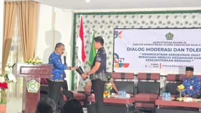 Ket: Wakil Bupati Raja Ampat, Mansyur Syahdan menabuh tiba pembuka Dialog Moderasi dan Toleransi Beragama yang digelar Kantor Kemeterian Agama Raja Ampat/sumber foto: Kominfo Raja Ampat