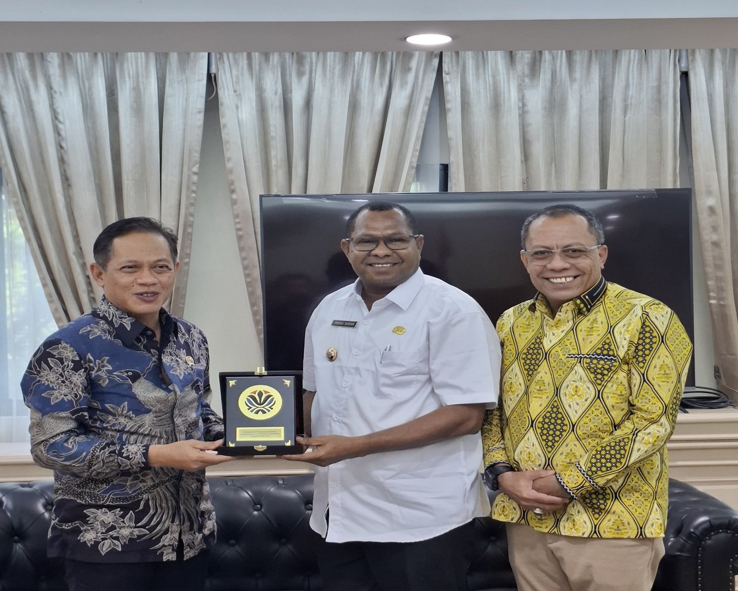 Ket: Bupati Raja Ampat, Orideko I Burdam (tengah) didampingi Sekda Raja Ampat, Yusuf Salim menyerahkn plakat kepada Menteri Lingkungan Hidup dan Kehutanan, Hanif F. Nurrofiq disela-sela pertemuan saat roadshow tersebut/summber foto: Bagian Protokol Raja Ampat