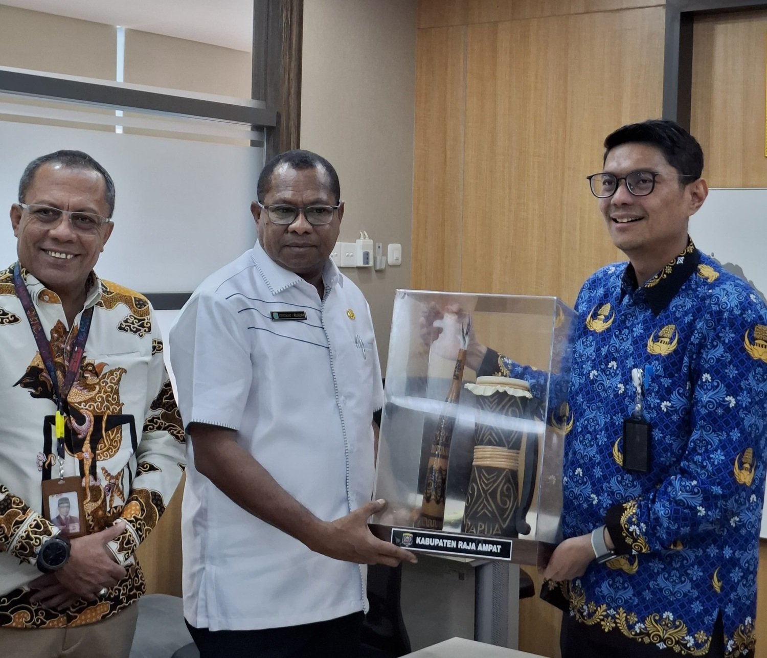Ket: Bupati Raja Ampat, Orideko I Burdam (tengah) didampingi Sekda, Yusuf Salim menyerahkan dokumen usulan ke Kementerian Perdagangan yang diterima Direktur Jenderal Perdagangan Dalam Negeri Kementerian Perdagangan RI, Iqbal Soffan Sofwan (kanan) di Jakarta, Kamis (17/72025)