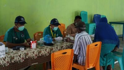 Ket: Pelayanan Puskesmas Keliling (Pusling) yang dijalankan oleh Puskesmas Samate di Distrik Salawati Utara dan Salawati Tengah, Raja Ampat/ Foto: Tim KKN Raja Ampat Berkisah 2025