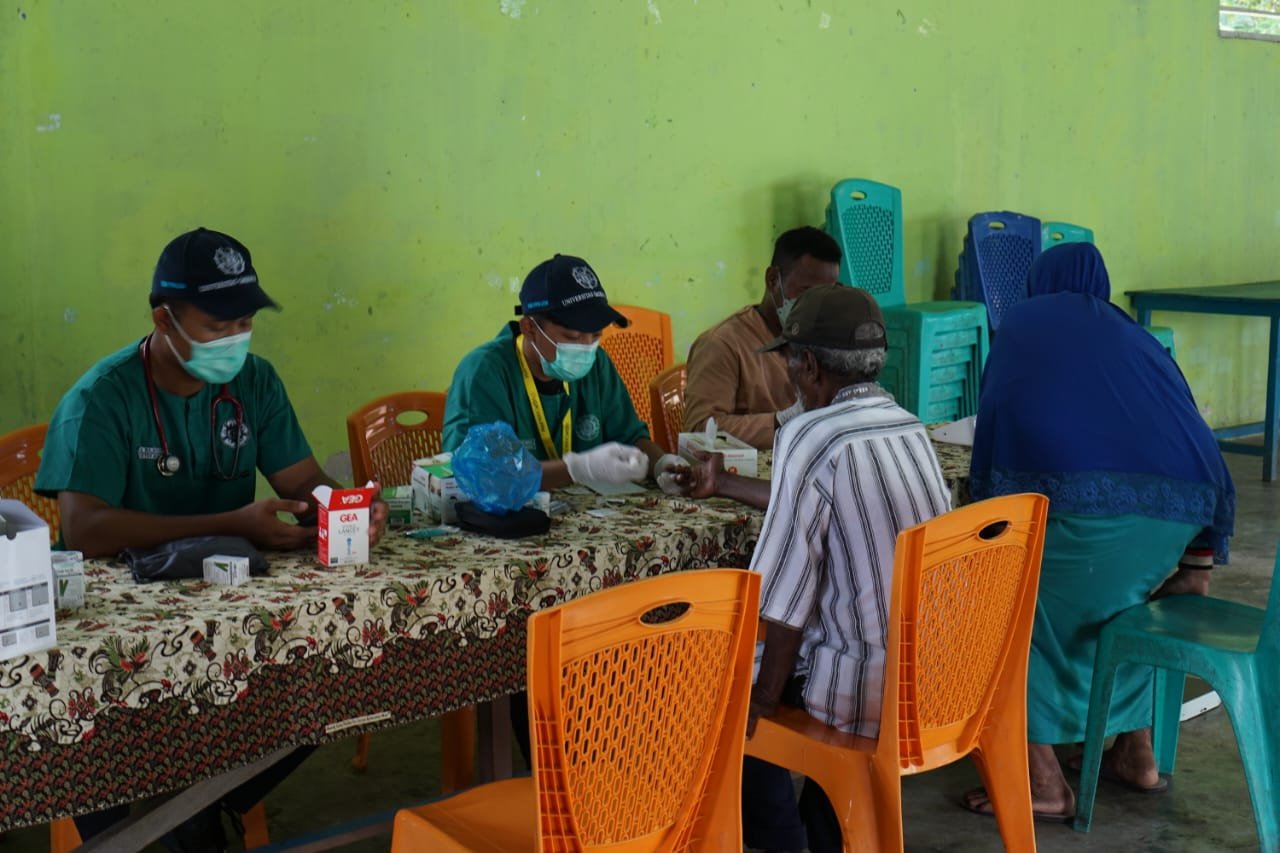 Ket: Pelayanan Puskesmas Keliling (Pusling) yang dijalankan oleh Puskesmas Samate di Distrik Salawati Utara dan Salawati Tengah, Raja Ampat/ Foto: Tim KKN Raja Ampat Berkisah 2025