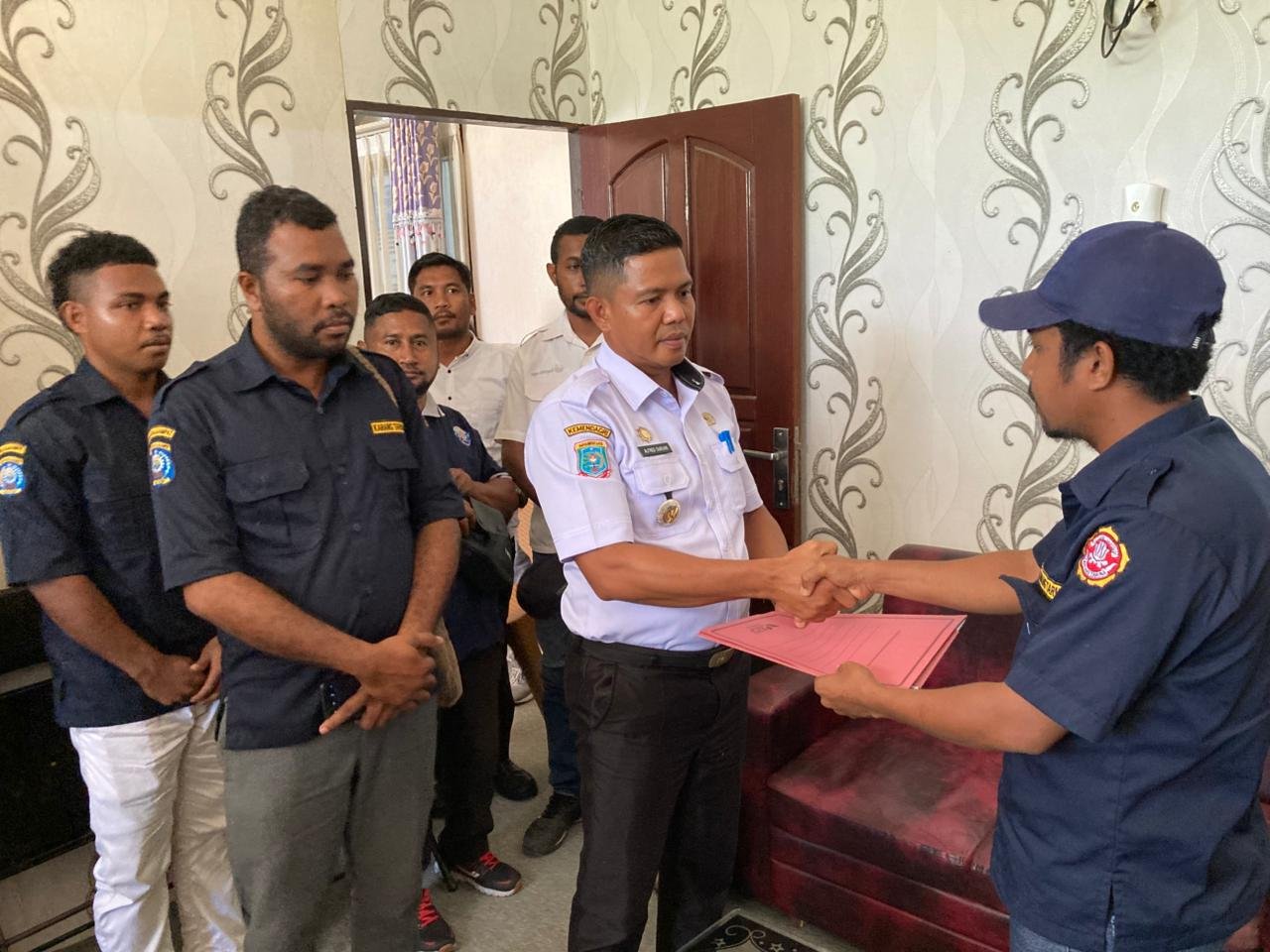 KET: Ketua Karang Taruna Bahari Kabupaten Raja Ampat Periode 2025-2030, Adiel Aprillyo Nanuru (kanan) menyerahkan dokumen kepada Kepala Distrik Waisai Kota-Raja Ampat, Alfred Suruan, S.STP (kiri) yang merupakan Ketua Karang Taruna periode 2021–2025 di kantor distrik, Rabu (23/7/2025)/Foto: Dony K/RajaAmpatNews