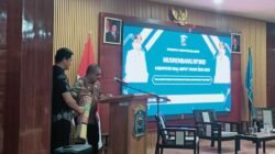 Ket: Wakil Bupati Raja Ampat, Mansyur Syahdan menbuh tifa menandai pembukaan Musyawarah Perencanaan Pembangunan (Musrenbang) Jangka Menengah Daerah (RPJMD) Tahun 2025–2029) di Aula Bappeda-Raja Ampat, Kamis (24/7/2025)/foto: Dony K/RajaAmpatNews