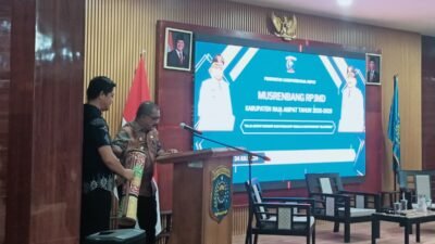 Ket: Wakil Bupati Raja Ampat, Mansyur Syahdan menbuh tifa menandai pembukaan Musyawarah Perencanaan Pembangunan (Musrenbang) Jangka Menengah Daerah (RPJMD) Tahun 2025–2029) di Aula Bappeda-Raja Ampat, Kamis (24/7/2025)/foto: Dony K/RajaAmpatNews
