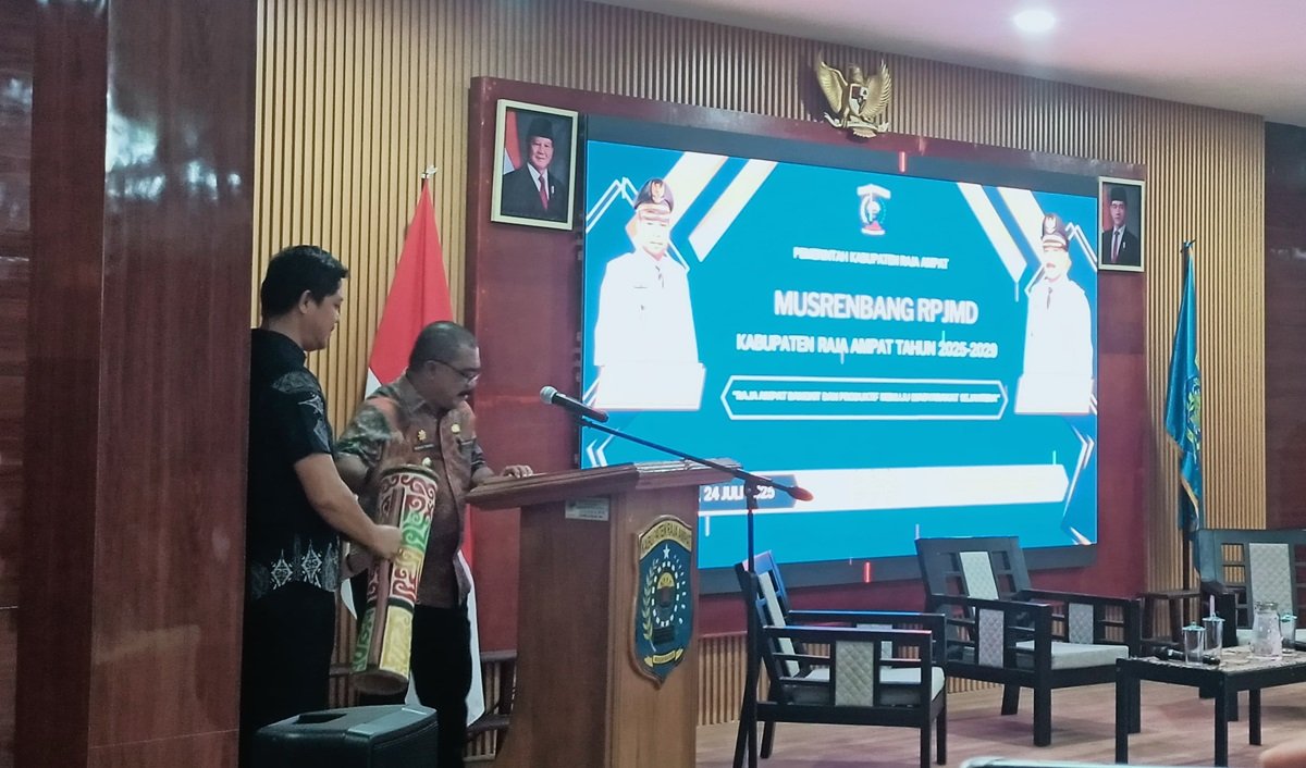Ket: Wakil Bupati Raja Ampat, Mansyur Syahdan menbuh tifa menandai pembukaan Musyawarah Perencanaan Pembangunan (Musrenbang) Jangka Menengah Daerah (RPJMD) Tahun 2025–2029) di Aula Bappeda-Raja Ampat, Kamis (24/7/2025)/foto: Dony K/RajaAmpatNews