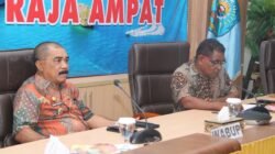 Ket; Wakil Bupati Raja Ampat, Drs. Mansyur Syahdan, M.Si (kiri) dan Kadis Kominfo, Persandian dan Statistik Raja Ampat, Frits Feliks Dimara, S.PT, MM (kanan)) saat sosialisasi Implementasi Layanan Nomor Tunggal Panggilan Darurat “Raja Ampat Tanggap 112” yang berlangsung di Aula Wayag, Kantor Bupati Raja Ampat, Kamis (24/7/2025)/Sumber Foto: Kominfo Raja Ampat