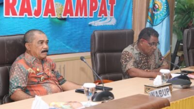 Ket; Wakil Bupati Raja Ampat, Drs. Mansyur Syahdan, M.Si (kiri) dan Kadis Kominfo, Persandian dan Statistik Raja Ampat, Frits Feliks Dimara, S.PT, MM (kanan)) saat sosialisasi Implementasi Layanan Nomor Tunggal Panggilan Darurat “Raja Ampat Tanggap 112” yang berlangsung di Aula Wayag, Kantor Bupati Raja Ampat, Kamis (24/7/2025)/Sumber Foto: Kominfo Raja Ampat