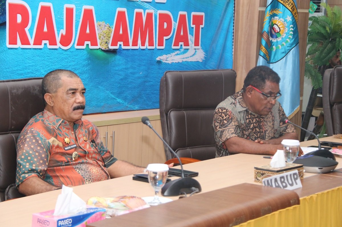 Ket; Wakil Bupati Raja Ampat, Drs. Mansyur Syahdan, M.Si (kiri) dan Kadis Kominfo, Persandian dan Statistik Raja Ampat, Frits Feliks Dimara, S.PT, MM (kanan)) saat sosialisasi Implementasi Layanan Nomor Tunggal Panggilan Darurat “Raja Ampat Tanggap 112” yang berlangsung di Aula Wayag, Kantor Bupati Raja Ampat, Kamis (24/7/2025)/Sumber Foto: Kominfo Raja Ampat