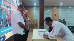 Ket: Salah satu anggota DPRK Raja Ampat menandatangani hasil kesepakatan Musrenbang RPJMD Raja Ampat 2025-2029 di Aula Bappeda, Kamis (24/7/2025) malam/Foto: Gusty/RajaAmpatNews