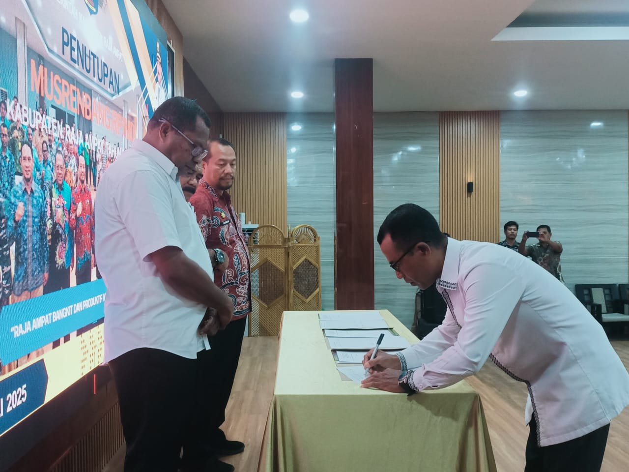 Ket: Salah satu anggota DPRK Raja Ampat menandatangani hasil kesepakatan Musrenbang RPJMD Raja Ampat 2025-2029 di Aula Bappeda, Kamis (24/7/2025) malam/Foto: Gusty/RajaAmpatNews