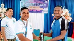 Ket: Ketua Garda Muda Betkaf, Frans Mambrasar menyerahkan thumbler ke salah seorang siswa SMK YPK Bukit Zaitun Waisai, Jumat (25/7/2025)/foto: Derek/RajaAmpatNews