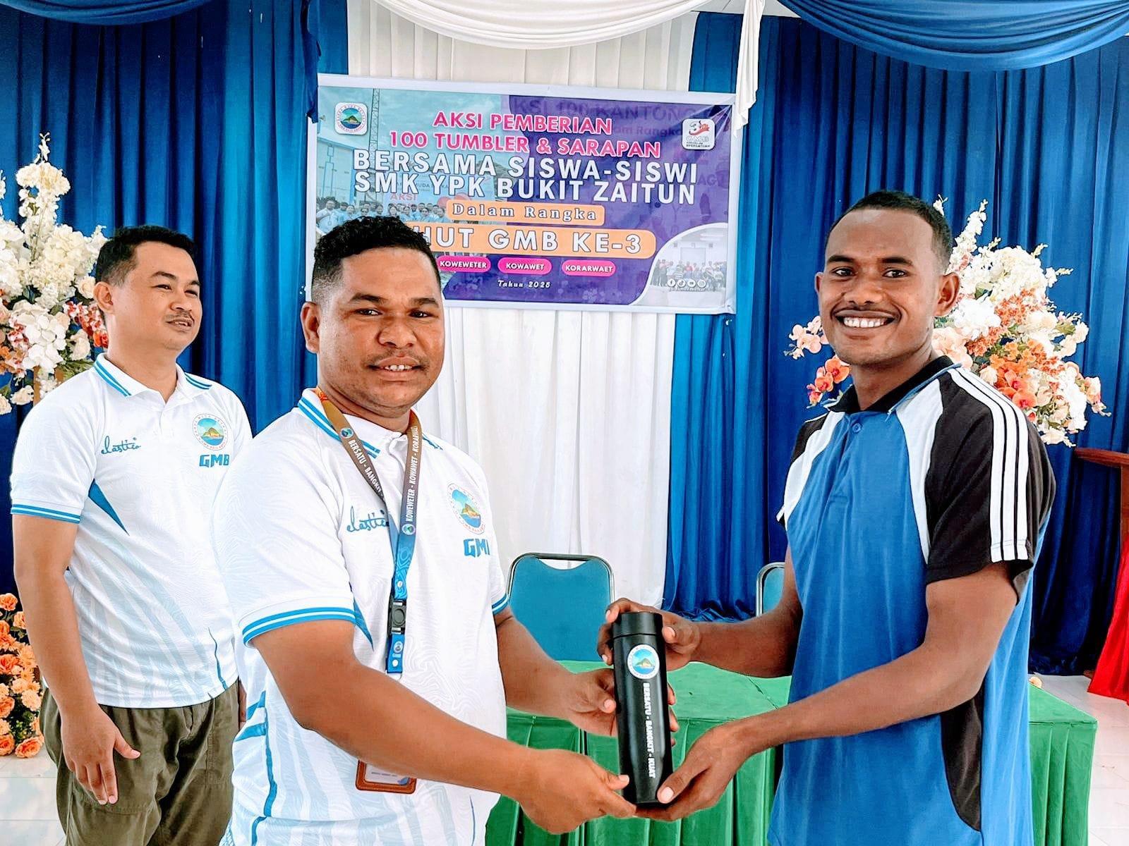Ket: Ketua Garda Muda Betkaf, Frans Mambrasar menyerahkan thumbler ke salah seorang siswa SMK YPK Bukit Zaitun Waisai, Jumat (25/7/2025)/foto: Derek/RajaAmpatNews