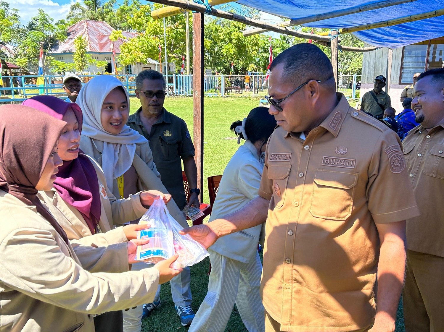 Bupati Raja Ampat menerima hasil olahan mahasiswa KKN UGM di Samate berupa rolade ikan, abon ikan, dan yang paling menonjol, teh berbahan dasar daun mangrove/foto: Tim KKN Raja Ampat Berkisah 2025