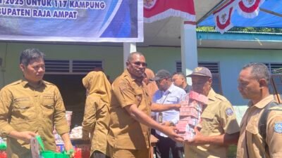 Ket: Bupati Raja Ampat, Orideko I Burdam menyerahkan ADD dan DDS ratusan juta kepada salah satu kepala kampung dalam rangkaian Acara Penyerahan Anggaran Alokasi Dana Desa (ADD) tahap II dan III tahun 2024 serta dana desa (DDs) tahap I tahun 2025 di Kampung Jefman Barat, Distrik Salawati Utara, Selasa (29/7/2025)/Foto: Petrus Rabu