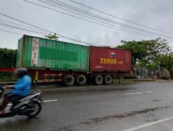 Warga Keluhkan Truk Kontainer Parkir Liar di Jalan Jenderal Sudirman Kota Sorong