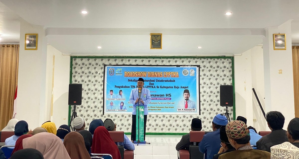 Ket: Direktur Nasional LPPTKA-BKPRMI Pusat, Ust. H. Gunawan HS memberi sambutan dalam roadshow nasional memperingati 48 tahun berdirinya BKPRMI di Raja Ampat, Selasa (26/8/25)/Foto: Aditya N