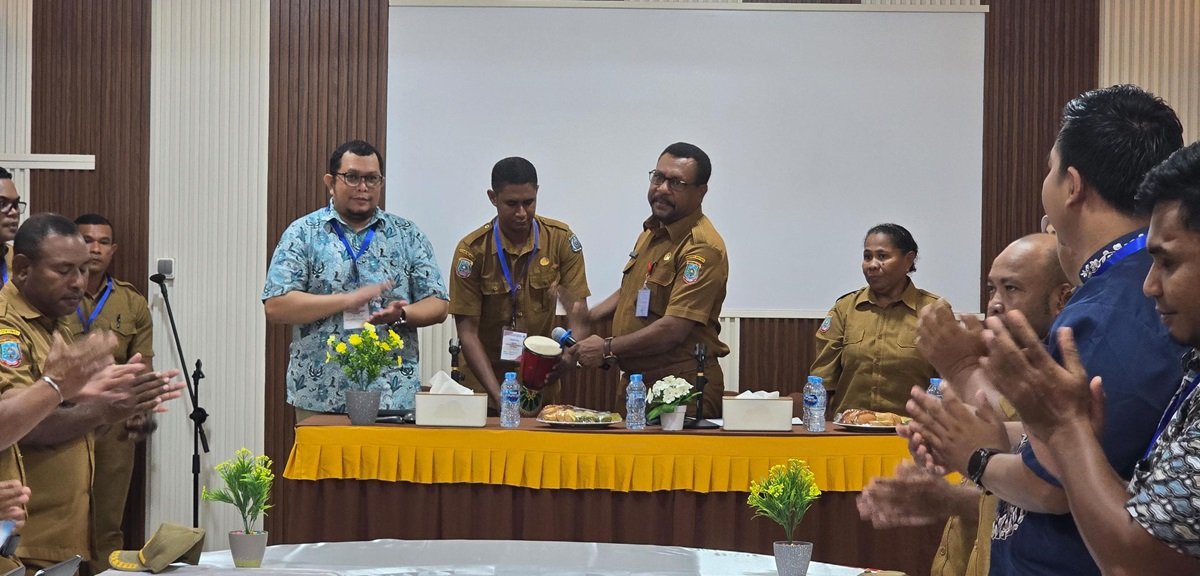 Ket: Asisten III Setda Raja Ampat, Ferdinand Rumsowek (tengah) hendak menabuh fifa pembukaan bimbingan Teknis (Bimtek) Penyusunan Dokumen Rencana Tenaga Kerja (RTK) Mikro Perusahaan Tahun 2025 yang diselenggarakan Dinas Tenaga Kerja dan Transmigrasi (Disnakertrans) Kabupaten Raja Ampat, Selasa (5/8/2025): Sumber Foto: Penta/Kominfo Raja Ampat