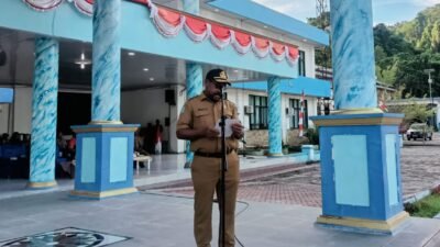 Asisten III Sekda Raja Ampat, Ferdinand Rumsowek, A.M.Kes membaca sambutan pembukan kegiatan semarak HUT RI ke-80 di Raja Ampat, Senin (11/8/2025)/Foto: Agustinus Guntur