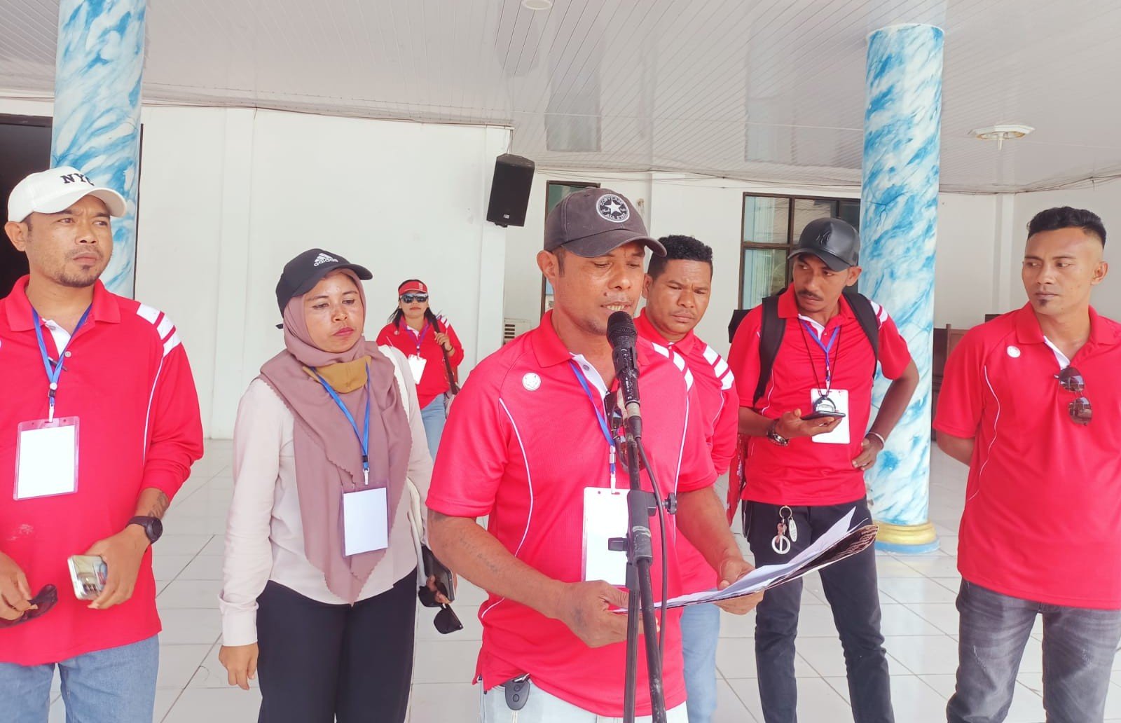 Ket: . Ketua Dewan Juri, Frans Warbal, S.AP membacakan Surat Keputusan Dewan Juri terkait pemenang lomba gerak jalan dalam rangka HUT ke-80 RI tingkat Kabupaten Raja Ampat, Jumat (15/8/2025)/Foto: Agustinus Guntur