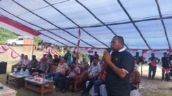 Ket: Bupati Raja Ampat, Orideko Iriano Burdam, S.IP, MM, M.Ec.Dev memberi arahan saat penyerakan Alokasi Dana Desa Tahap II dan III Tahun 2024 dan Dana Desa Tahap I Tahun 2025 bagi kampung-kampung di Teluk Mayalibit, Tiplol Mayalibit dan Waigeo Timur, Jumat (1/8/2025)/Foto: Agustinus Guntur