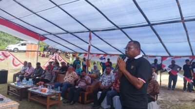 Ket: Bupati Raja Ampat, Orideko Iriano Burdam, S.IP, MM, M.Ec.Dev memberi arahan saat penyerakan Alokasi Dana Desa Tahap II dan III Tahun 2024 dan Dana Desa Tahap I Tahun 2025 bagi kampung-kampung di Teluk Mayalibit, Tiplol Mayalibit dan Waigeo Timur, Jumat (1/8/2025)/Foto: Agustinus Guntur